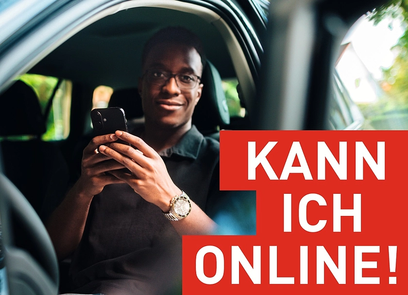 Person in einem Auto und mit einem Smartphone in der Hand