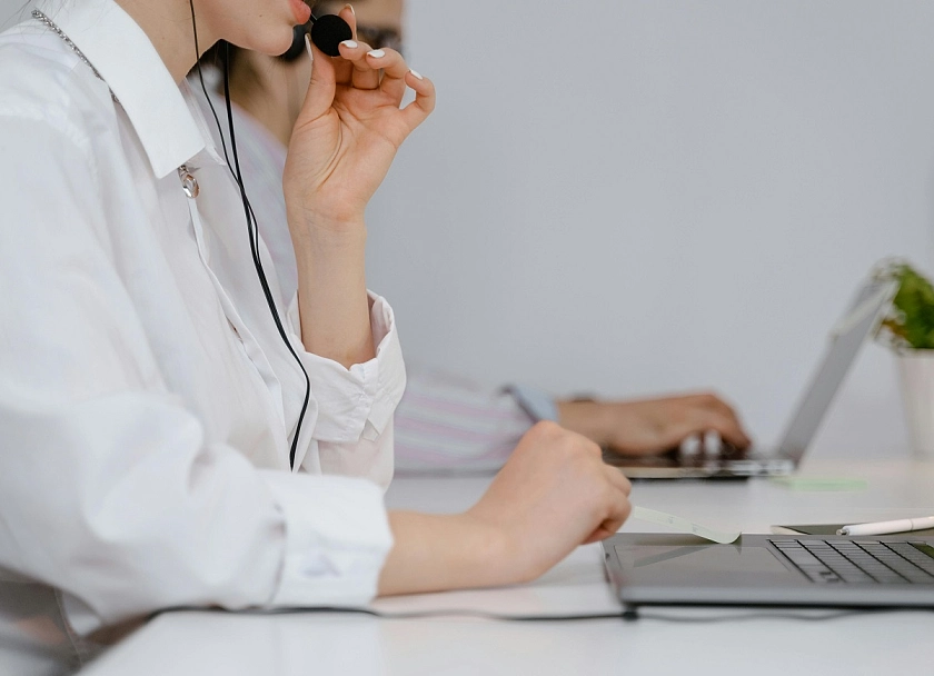 Eine Person am Telefon