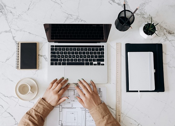 Eine Person am Laptop