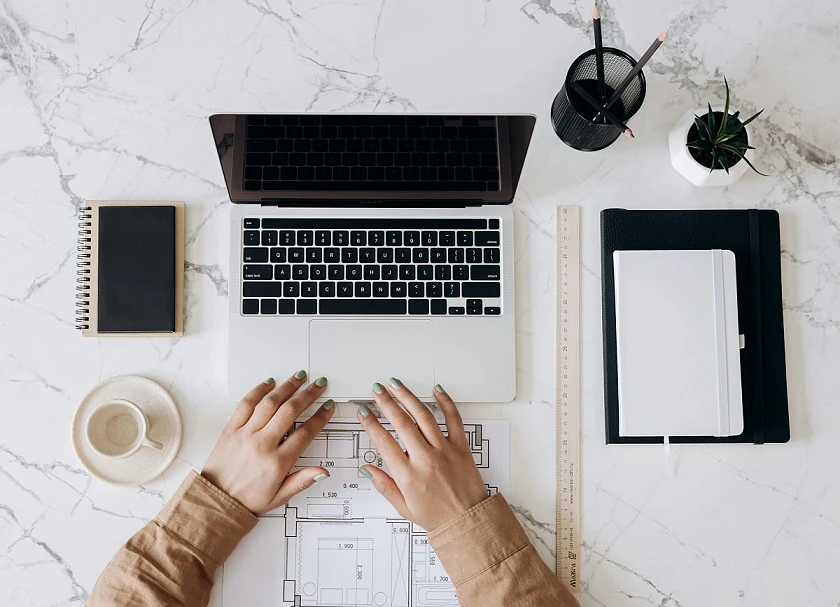 Eine Person am Laptop