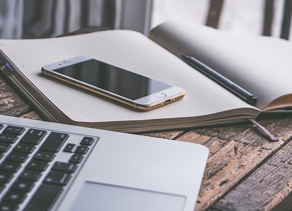 Laptop und Smartphone auf einem Tisch