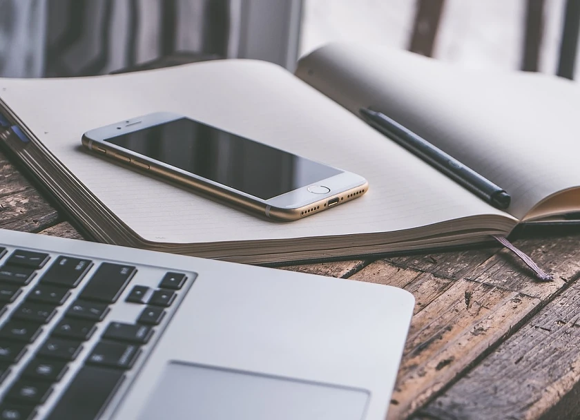 Laptop und Smartphone auf einem Tisch