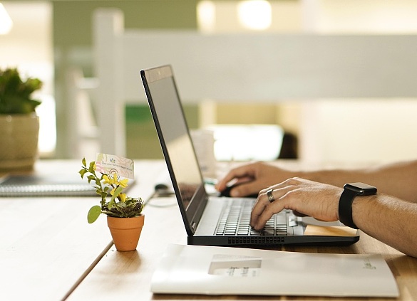 Eine Person an einem Laptop