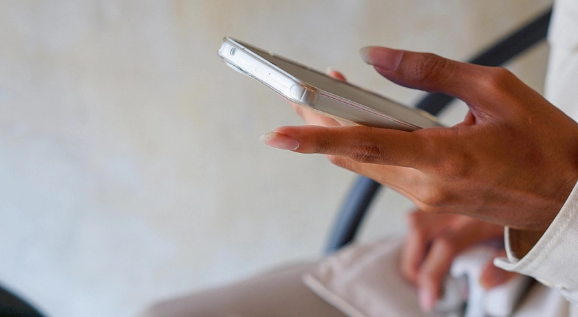 Eine Person am Smartphone