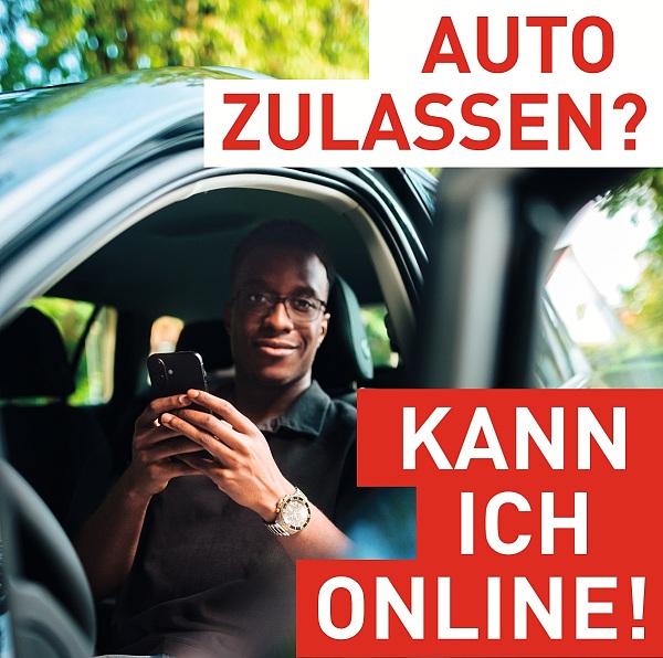 Eine Person im Auto mit einem Smartphone in der Hand