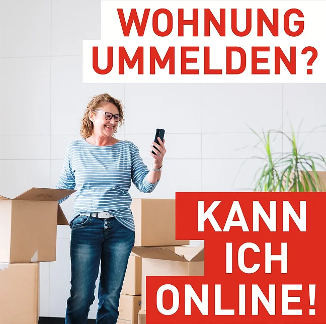 Eine Person zwischen Umzugskartons