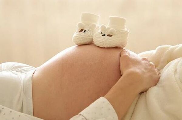 Das Bild zeigt den Bauch einer schwangeren Frau