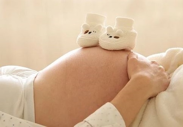 Das Bild zeigt den Bauch einer schwangeren Frau