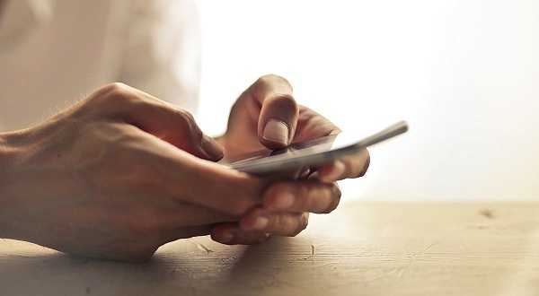 Person am Smartphone