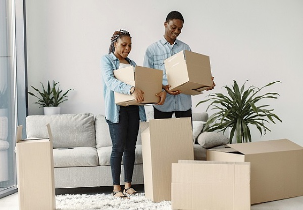 Zwei Personen zwischen Umzugskartons