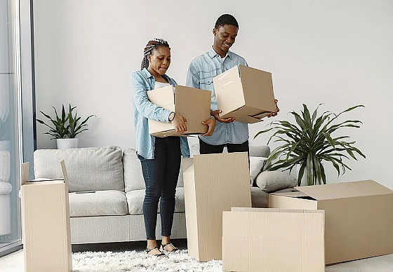 Zwei Personen zwischen Umzugskartons