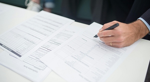 Eine Person füllt ein Formular aus