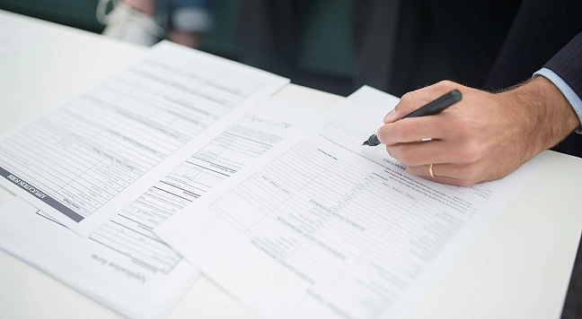Eine Person füllt ein Formular aus