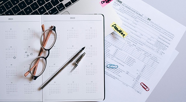 Kalender, Brille und Hinweis auf Deadline