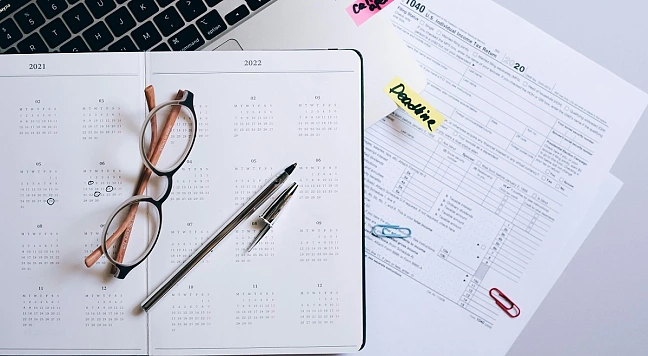 Kalender, Brille und Hinweis auf Deadline