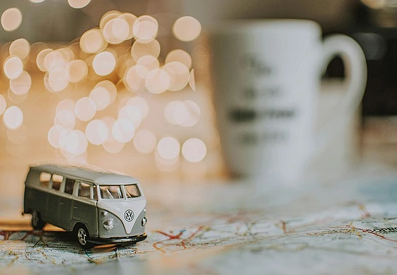 Ein Modellauto und eine Tasse