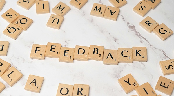 Viele Buchstabenplättchen vor einem weißen Hintergrund