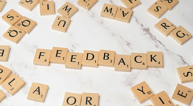 Viele Buchstabenplättchen vor einem weißen Hintergrund