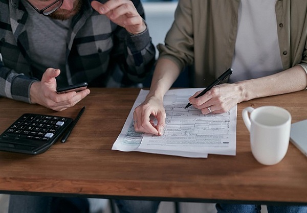 Zwei Personen füllen ein Formular aus