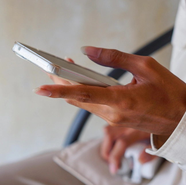 Eine Person am Smartphone