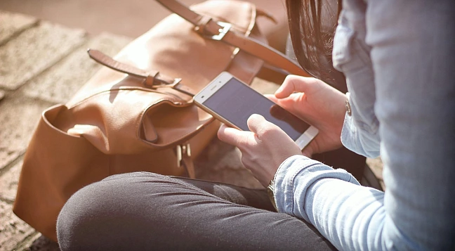 Eine Person am Smartphone