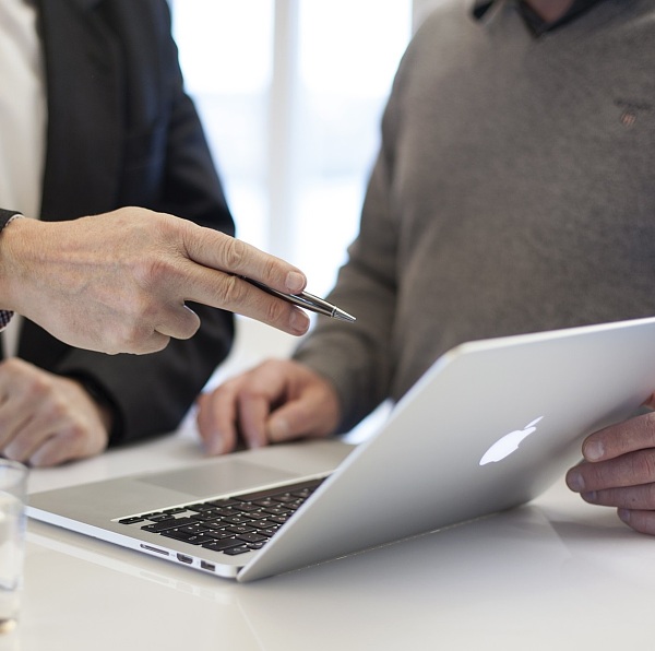 Zwei Personen gemeinsam am Laptop