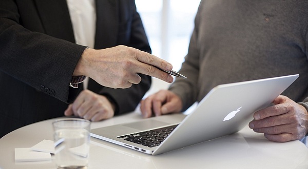 Zwei Personen am Laptop