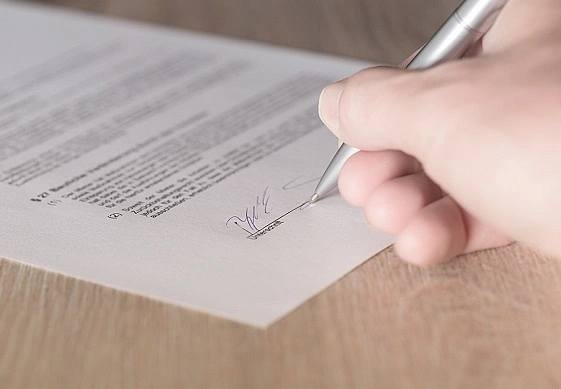 Eine Person leistet eine Unterschrift