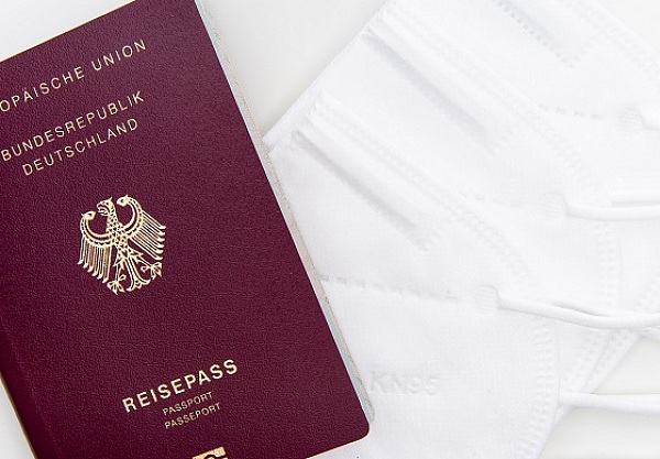 Ein Reisepass auf weißem Hintergrund