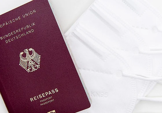 Ein Reisepass auf weißem Hintergrund