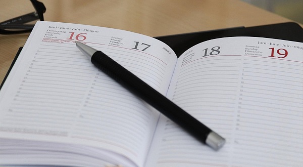 Ein Kalender und ein Stift