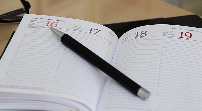 Ein Kalender und ein Stift