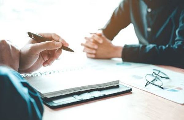 Zwei Personen, die zusammen arbeiten, iStock/SARINYAPINNGAM