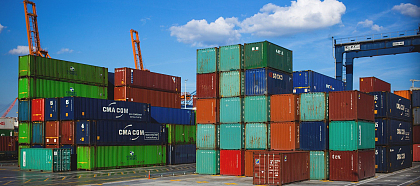 Das Bild zeigt einen Containerterminal am Hafen.