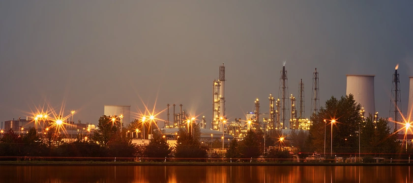 Das Bild zeigt eine Industriestadt.