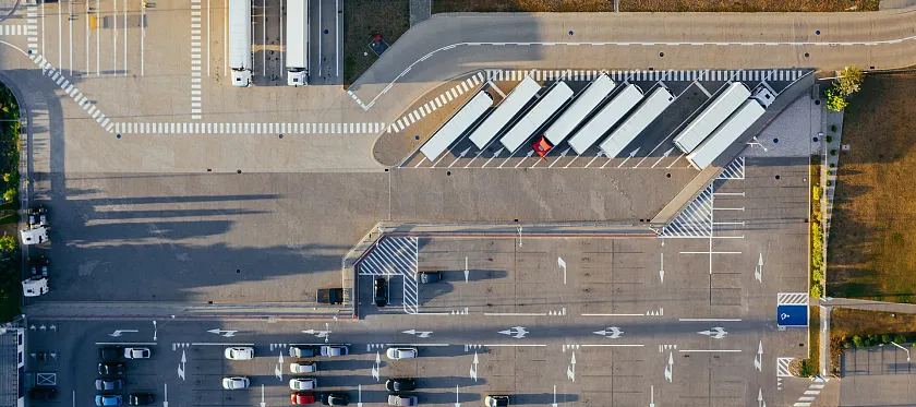 Das Bild zeigt aus der Vogelperspektive ein Logistikunternehmen.
