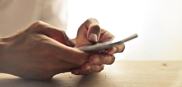 Person am Smartphone