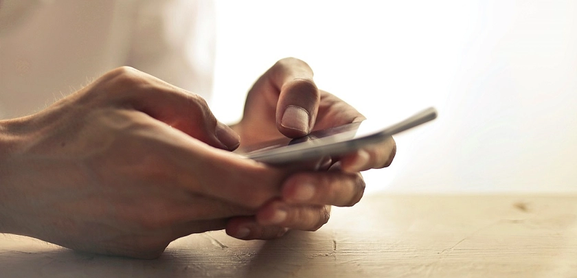 Person am Smartphone