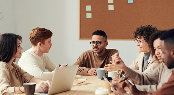 Mehrere Menschen sitzen um einen Tisch