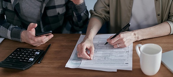 Zwei Personen füllen ein Formular aus