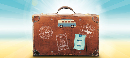 Das Bild zeigt einen Koffer mit Urlaubsaufklebern.