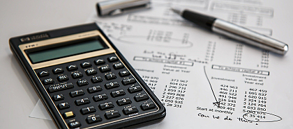 Das Bild zeigt ein Steuerformular und einen Taschenrechner.